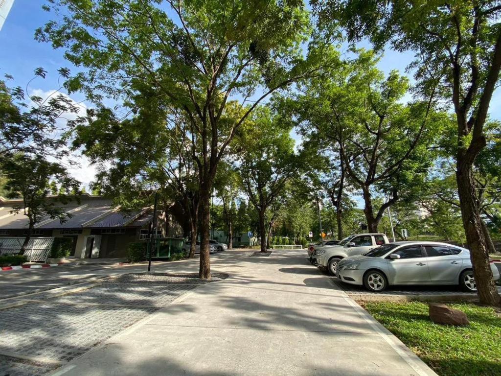 Dluxx Thammasat Hotel Pathum Thani Buitenkant foto