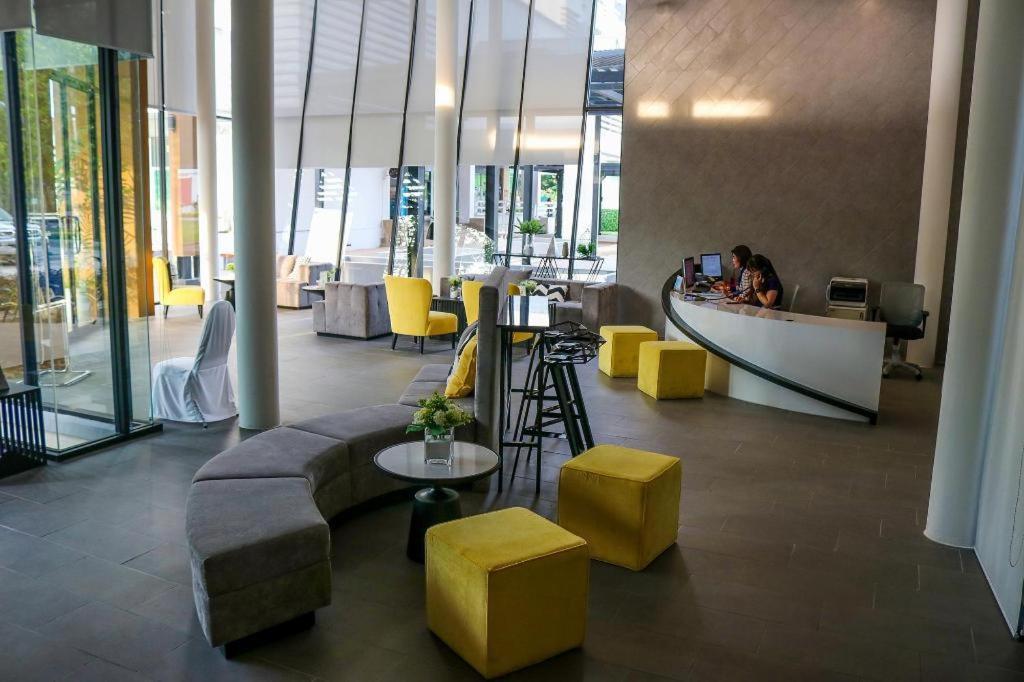 Dluxx Thammasat Hotel Pathum Thani Buitenkant foto