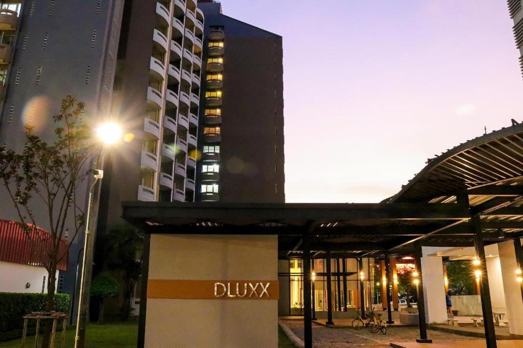 Dluxx Thammasat Hotel Pathum Thani Buitenkant foto